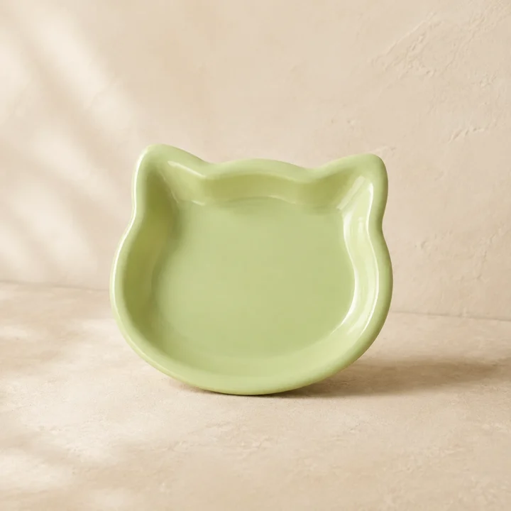 Assiette chat Douceur sur fond crème, photographie de présentation Museau Club