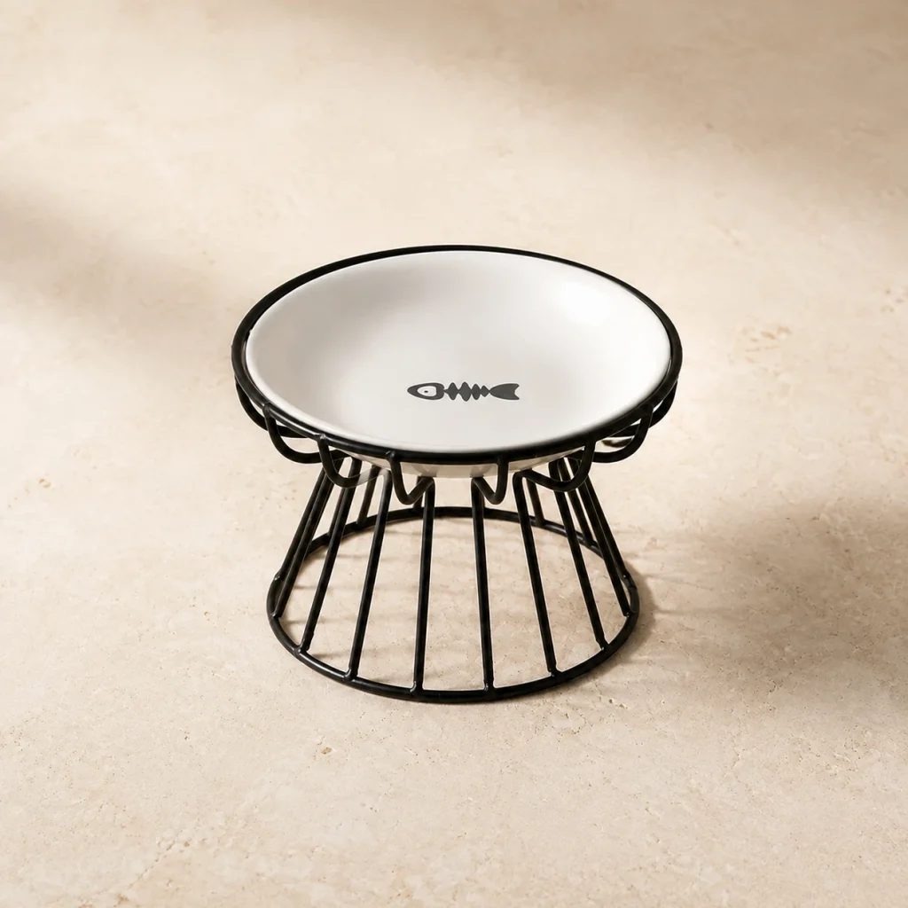 Assiette surélevée Trame sur fond crème, photographie de présentation Museau Club