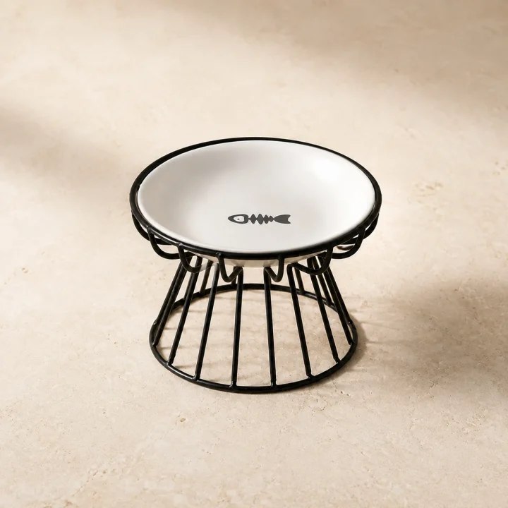 Assiette surélevée Trame sur fond crème, photographie de présentation Museau Club