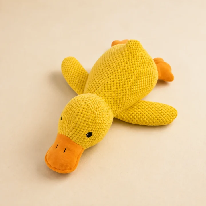 Canard en maille Marin sur fond crème, photographie de présentation Museau Club