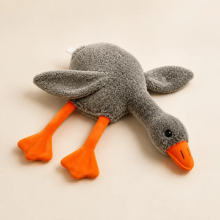 Canard peluche Corail sur fond crème, photographie de présentation Museau Club