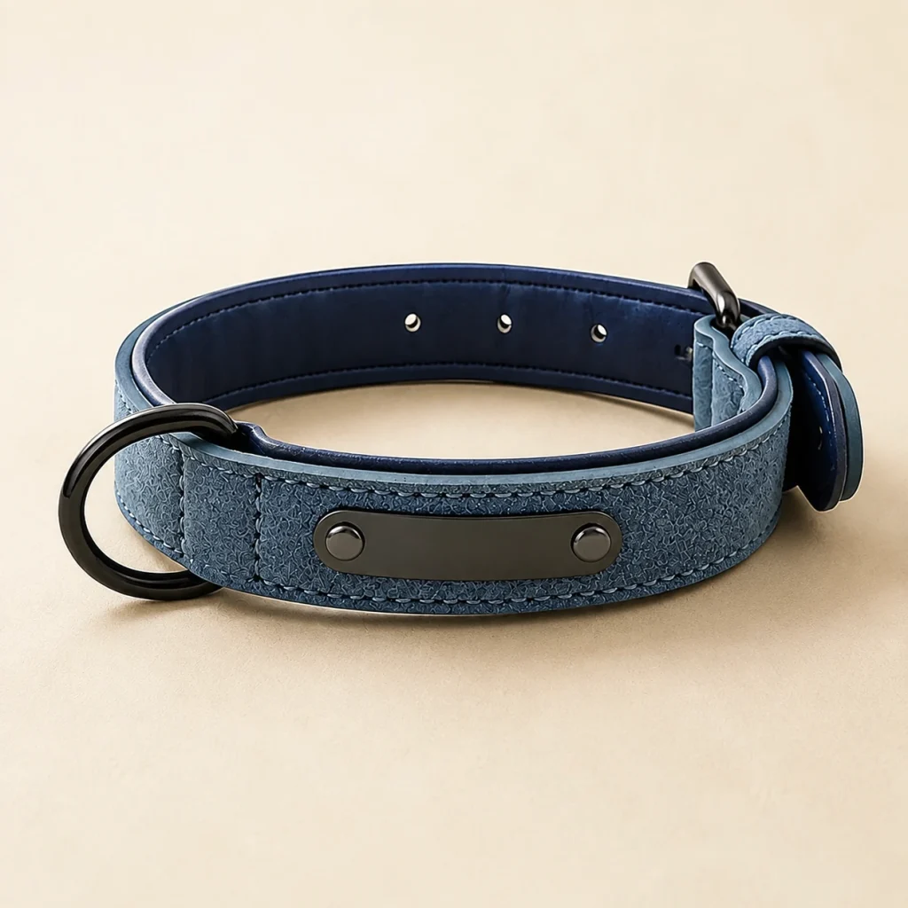 Collier en cuir Nomade sur fond crème, photographie de présentation Museau Club