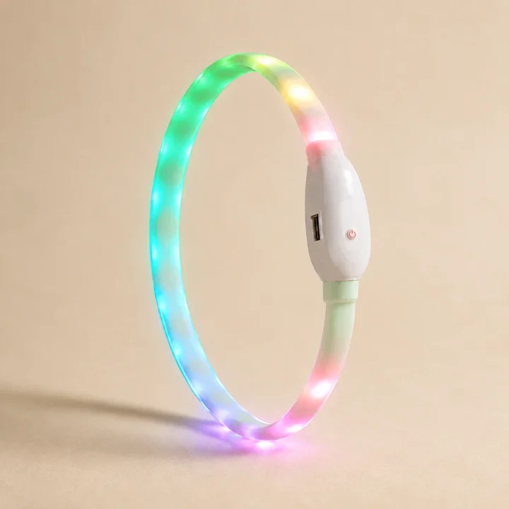 Collier LED Boréal sur fond crème, photographie de présentation Museau Club