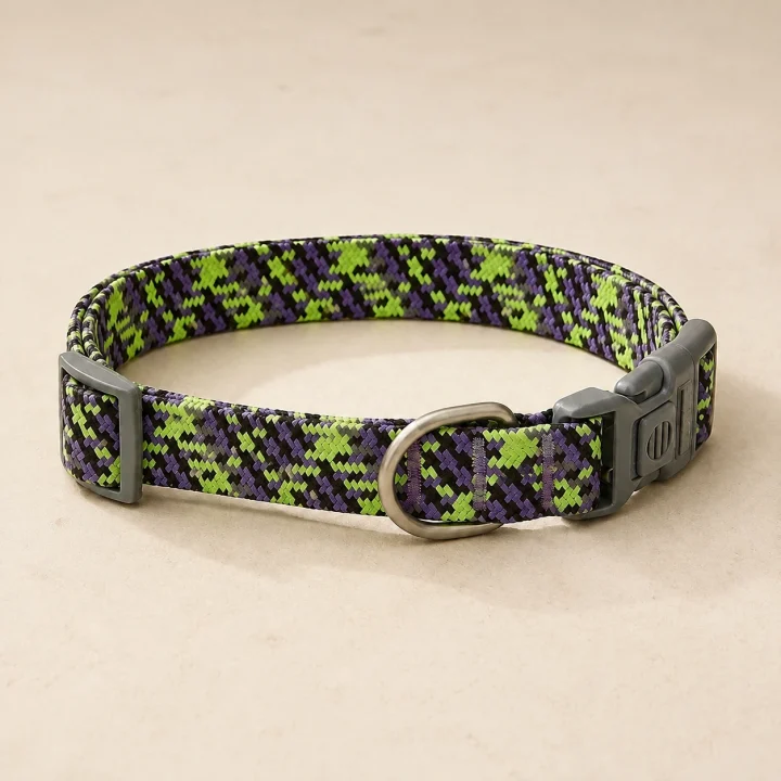 Collier motif Prisme sur fond crème, photographie de présentation Museau Club