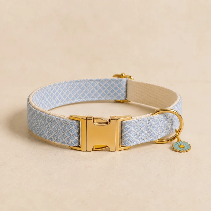 Collier pastel Aube sur fond crème, photographie de présentation Museau Club