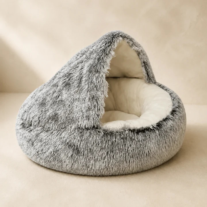 Grotte peluche Brume sur fond crème, photographie de présentation Museau Club