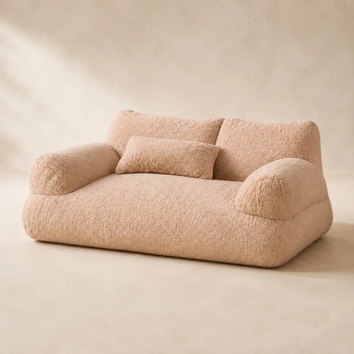 Sofa moelleux Noma sur fond crème, photographie de présentation Museau Club