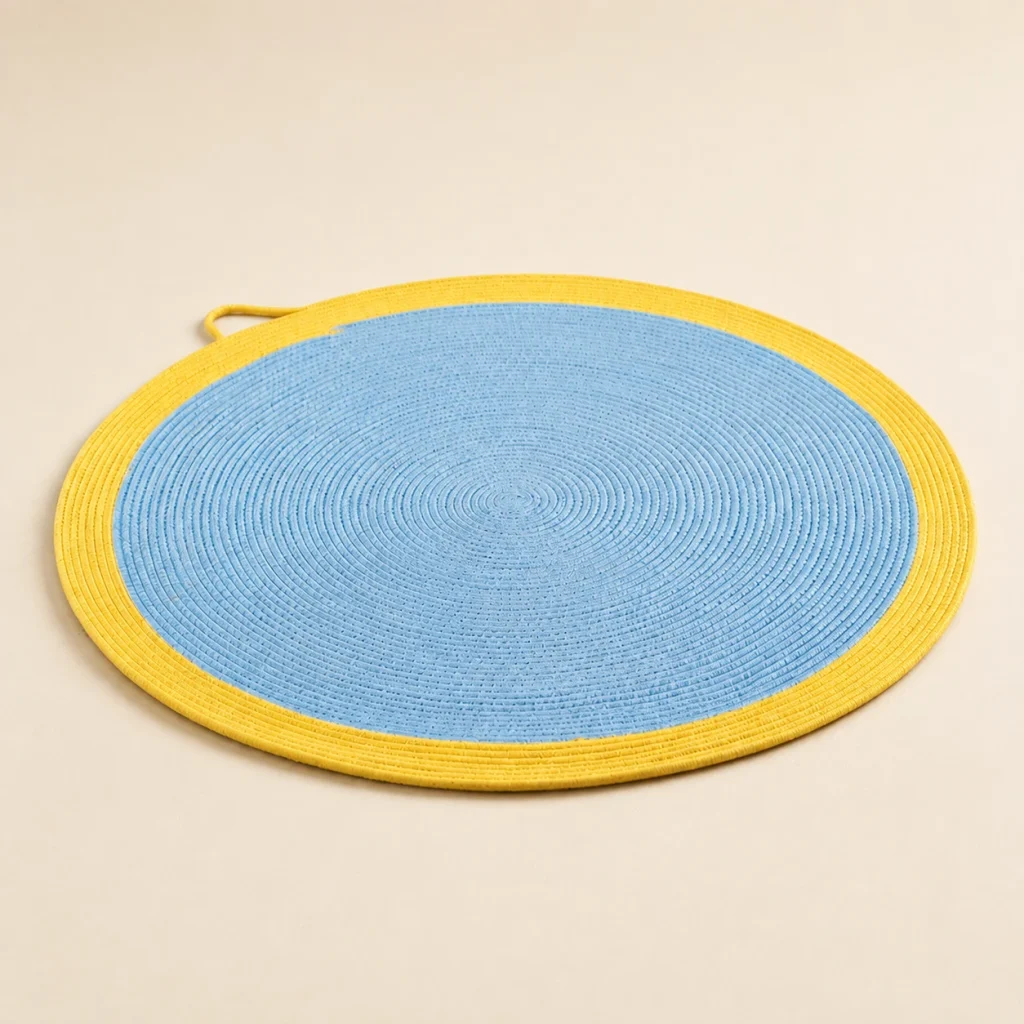Tapis griffoir rond Aube sur fond crème, photographie de présentation Museau Club