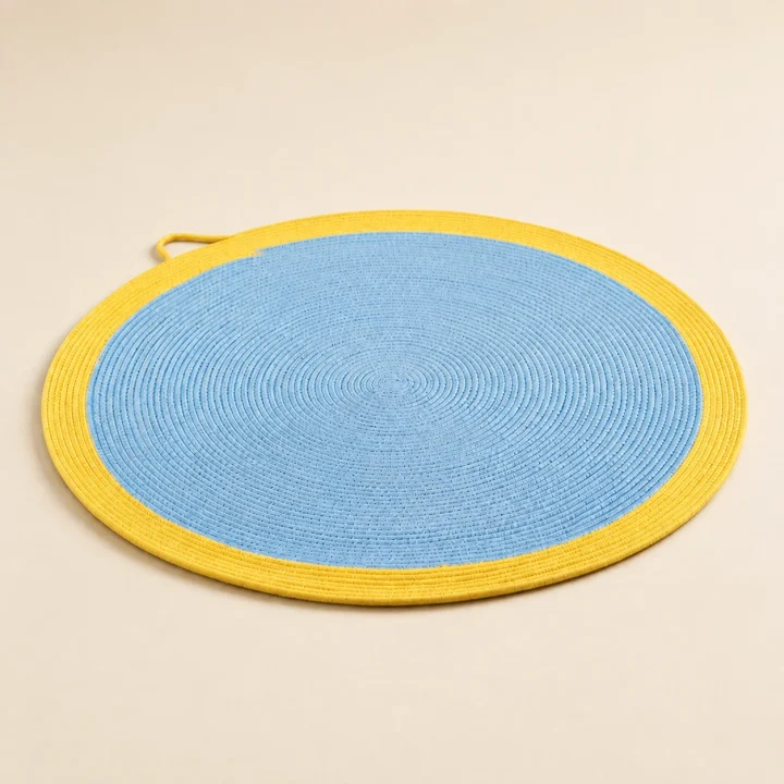 Tapis griffoir rond Aube sur fond crème, photographie de présentation Museau Club