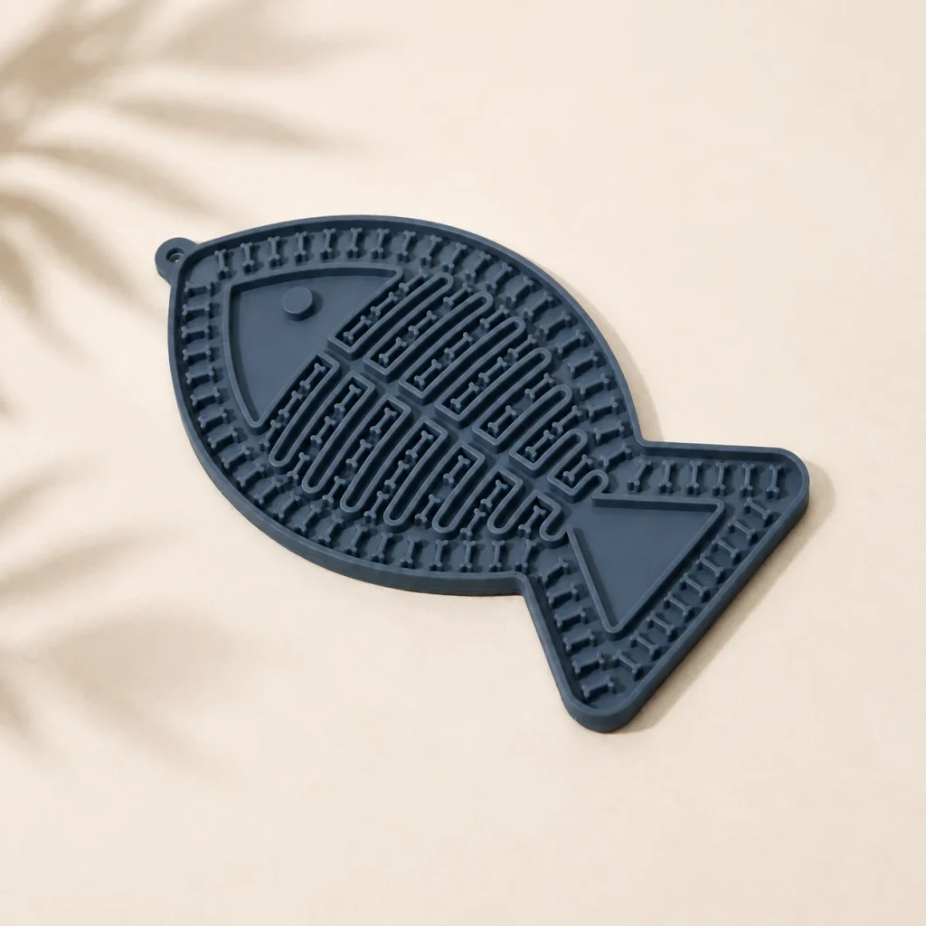 Tapis de léchage Parcours sur fond crème, photographie de présentation Museau Club